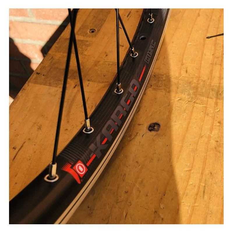 Roue Arrière Custom Bikelife X Collective 27.5 Pouces à Disk Noire - Wheeling Bike 10 Roue Arrière Custom Bikelife X Collective 27.5 Pouces à Disk Noire - Wheeling Bike – Image 10